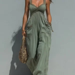 Macacão boho de pernas largas com detalhes em renda e bolsos aplicados.